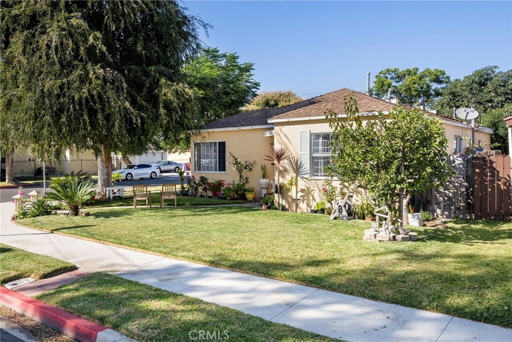 Property Photo:  301 E Scott Street  CA 90805 