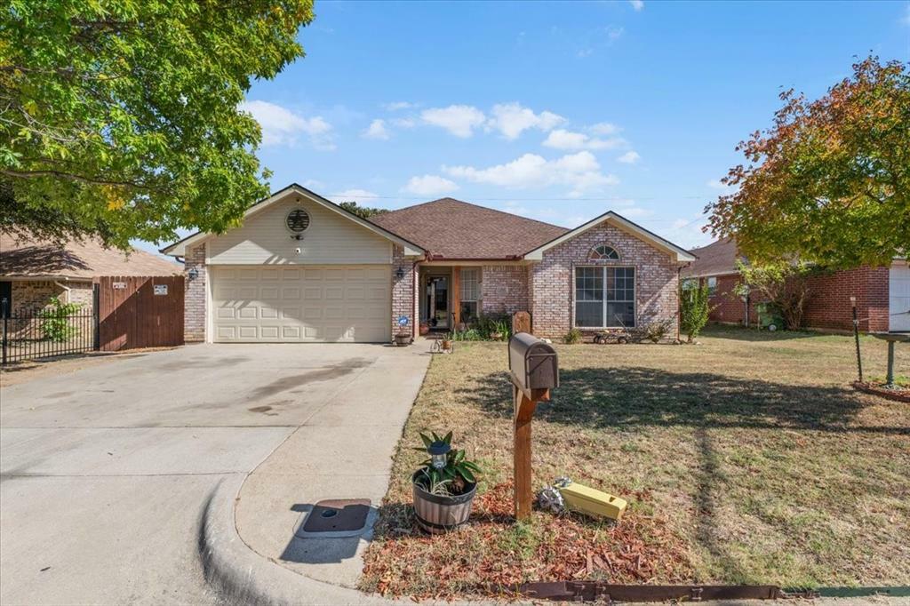 Property Photo: 1725 Canterbury Circle TX 76112