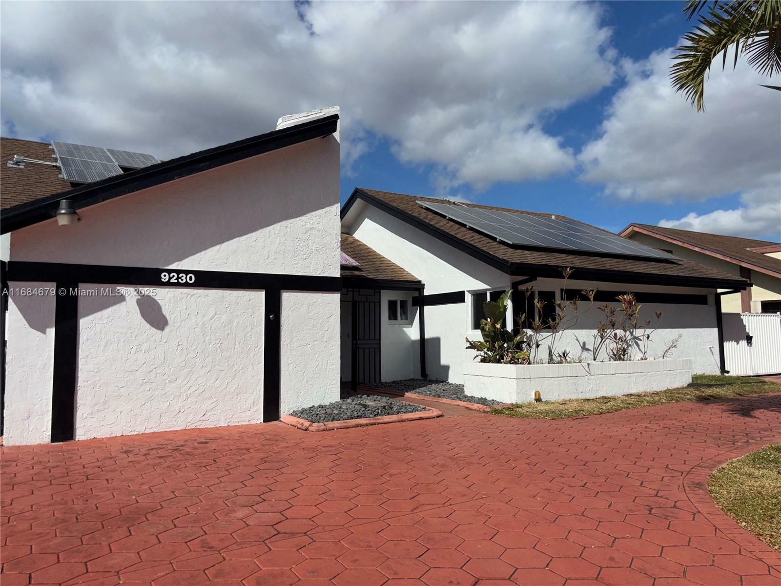 Property Photo: 9230 SW 100th Ave Rd FL 33176