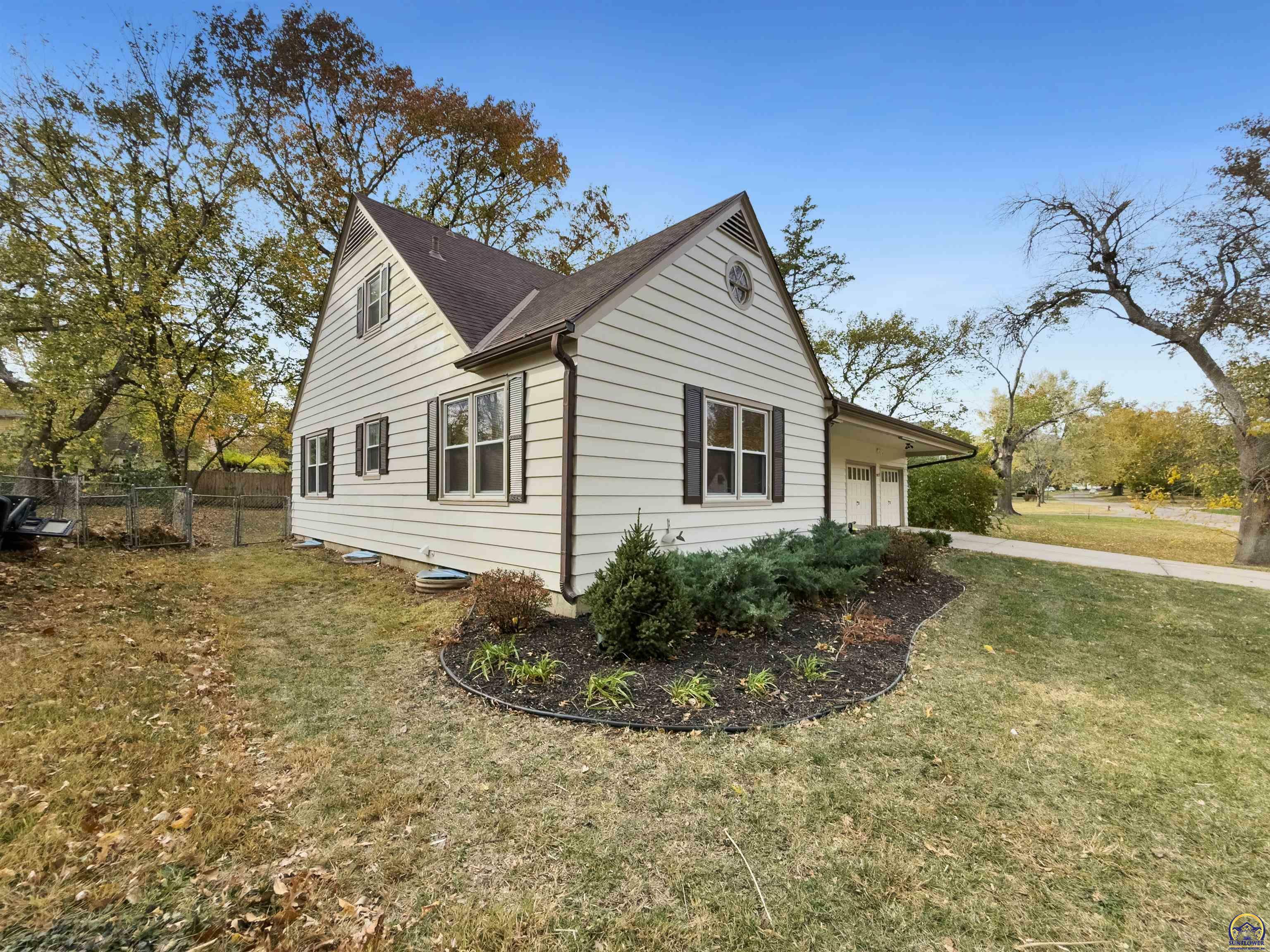 Property Photo:  2017 SW Pembroke Ln  KS 66604 