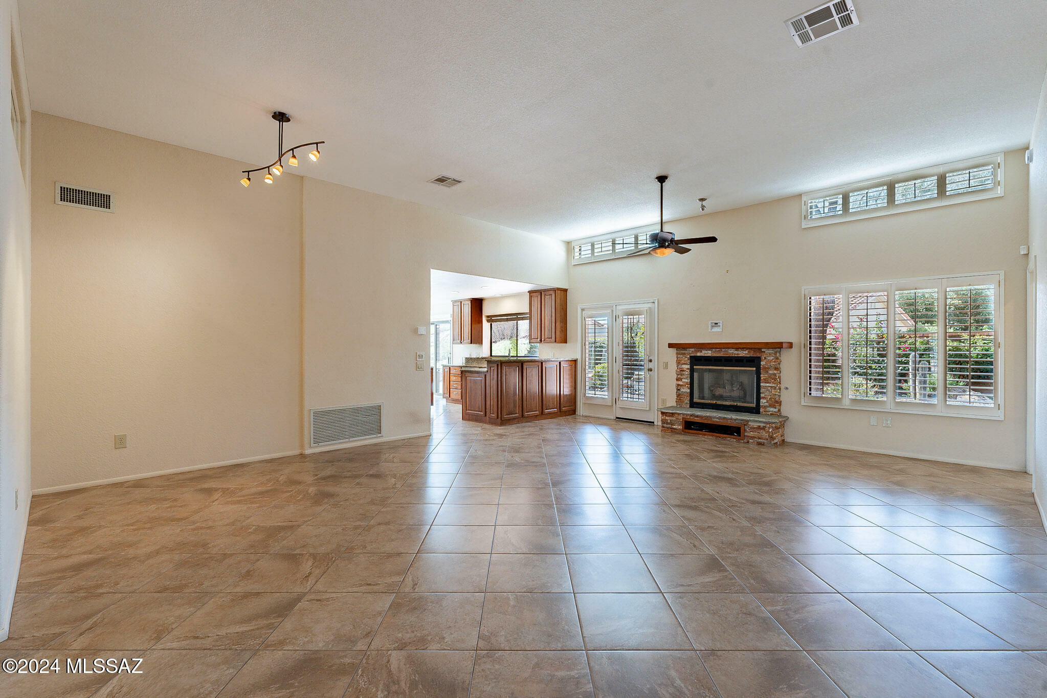 Property Photo:  962 E Royal Ridge Drive  AZ 85755 