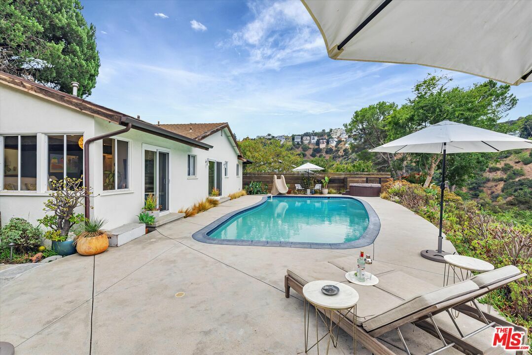 Property Photo: 2316 Laurelmont Pl CA 90046