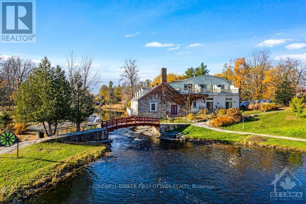 Photo de la propriété:  5B Lewis Street  ON K7H 1M6 