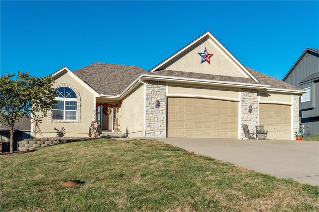 Property Photo: 1300 Belinder Drive MO 64083