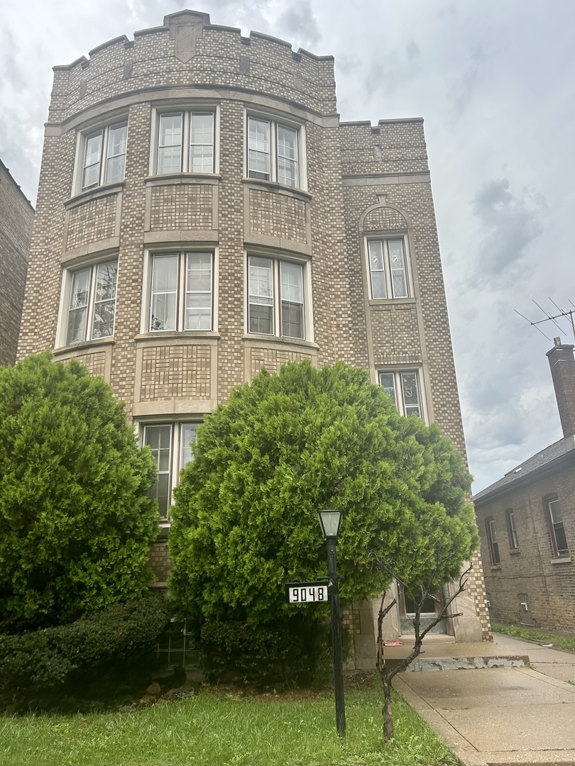 Property Photo:  9048 S Laflin Street 3  IL 60620 