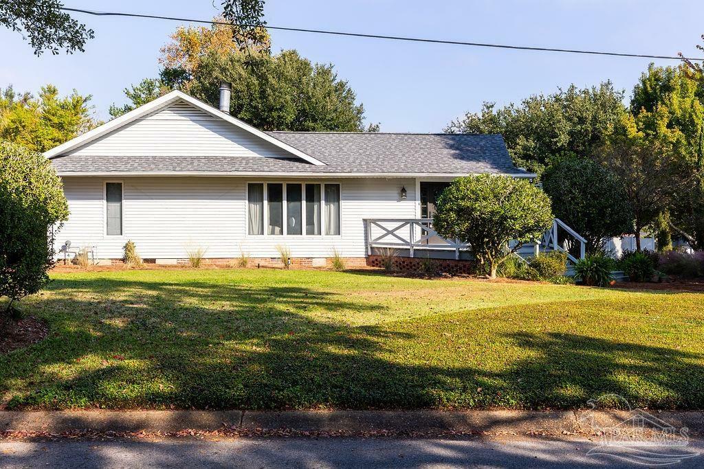 Property Photo:  2110 E Lakeview Ave  FL 32503 