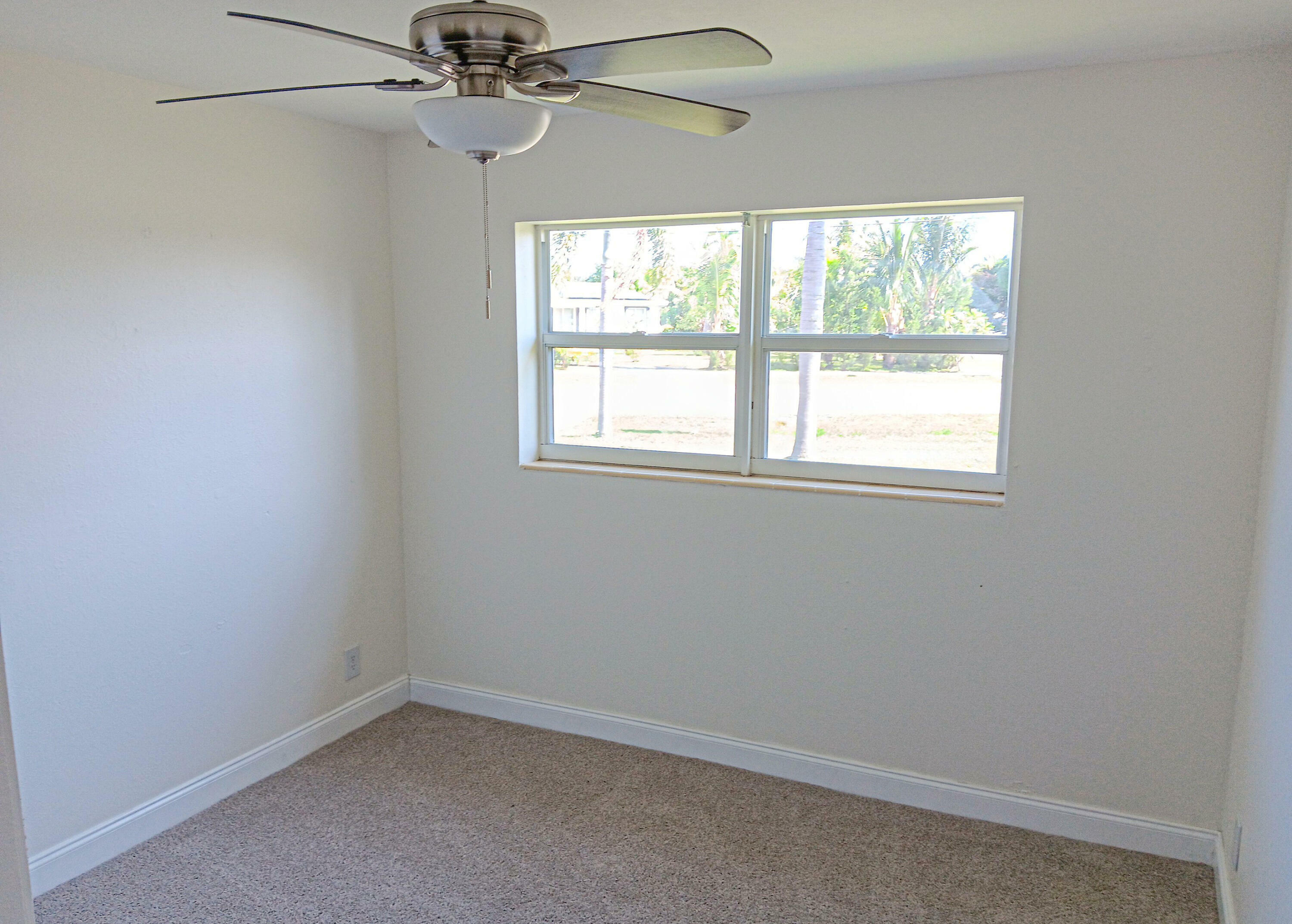 Property Photo:  905 W Kalmia Drive  FL 33403 