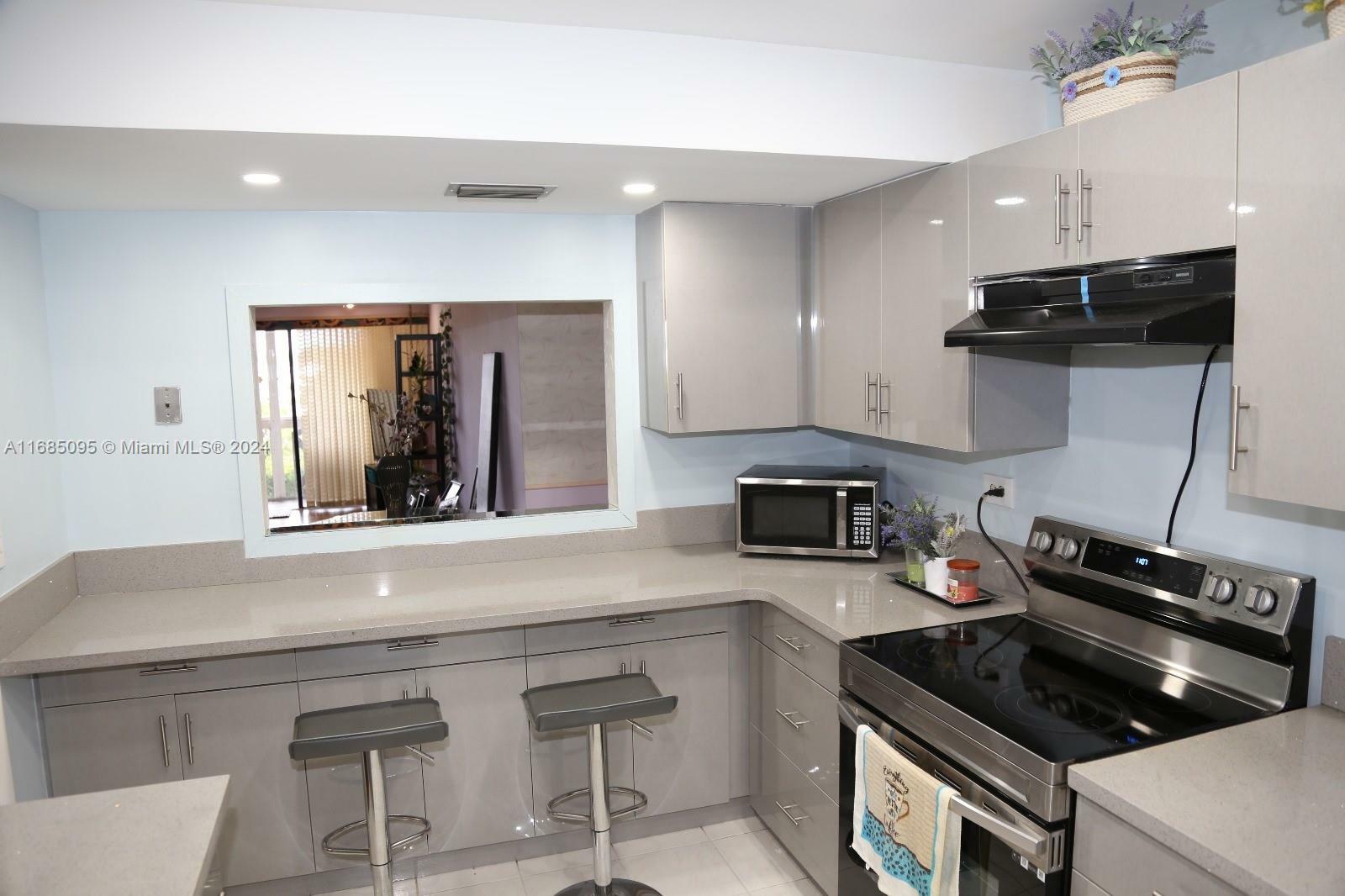 Property Photo:  800 NE 195th St 501  FL 33179 