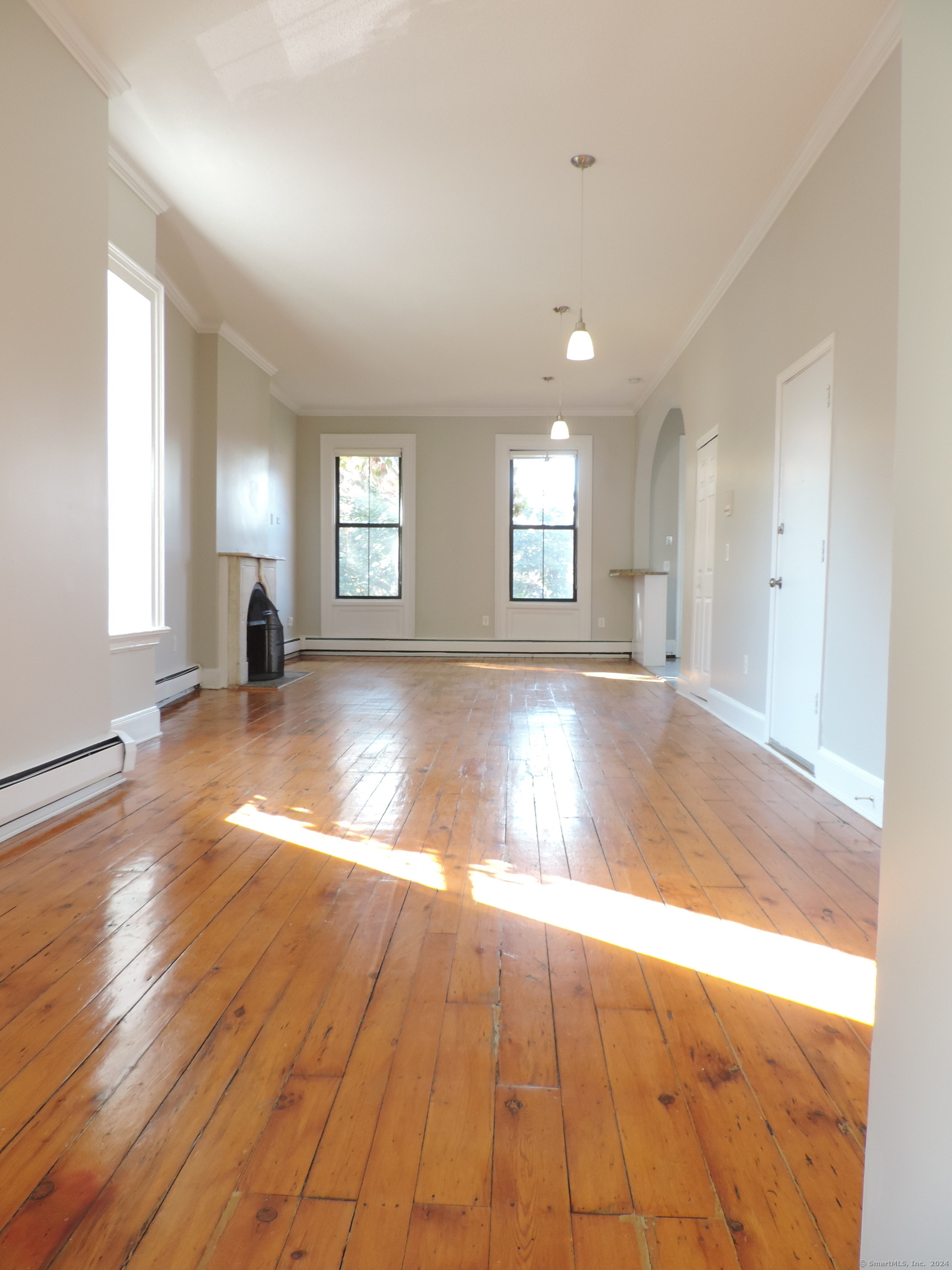 Property Photo:  32 Buckingham Street Apt 2  CT 06106 