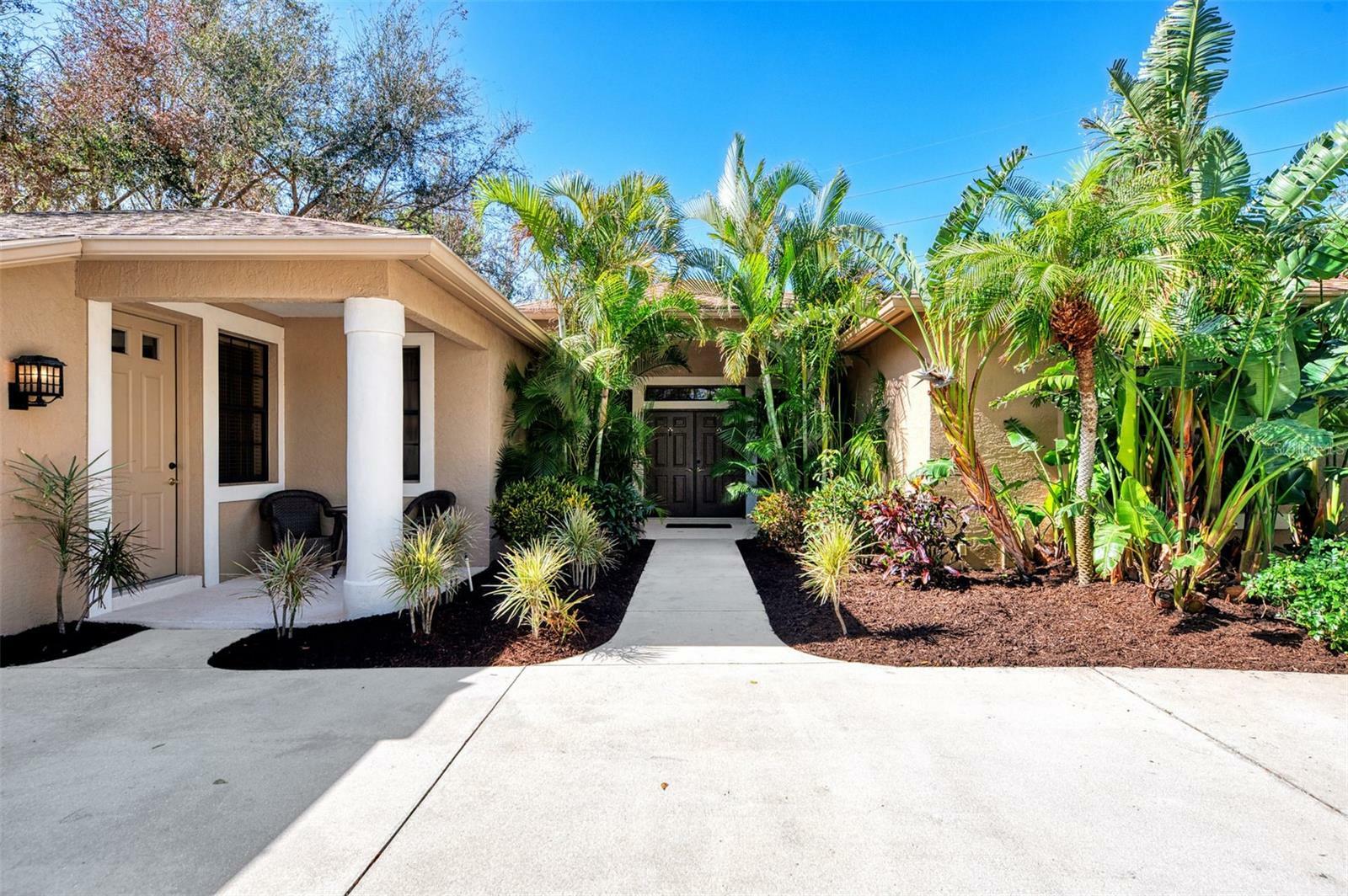 Property Photo:  524 Oak Bay Drive  FL 34229 