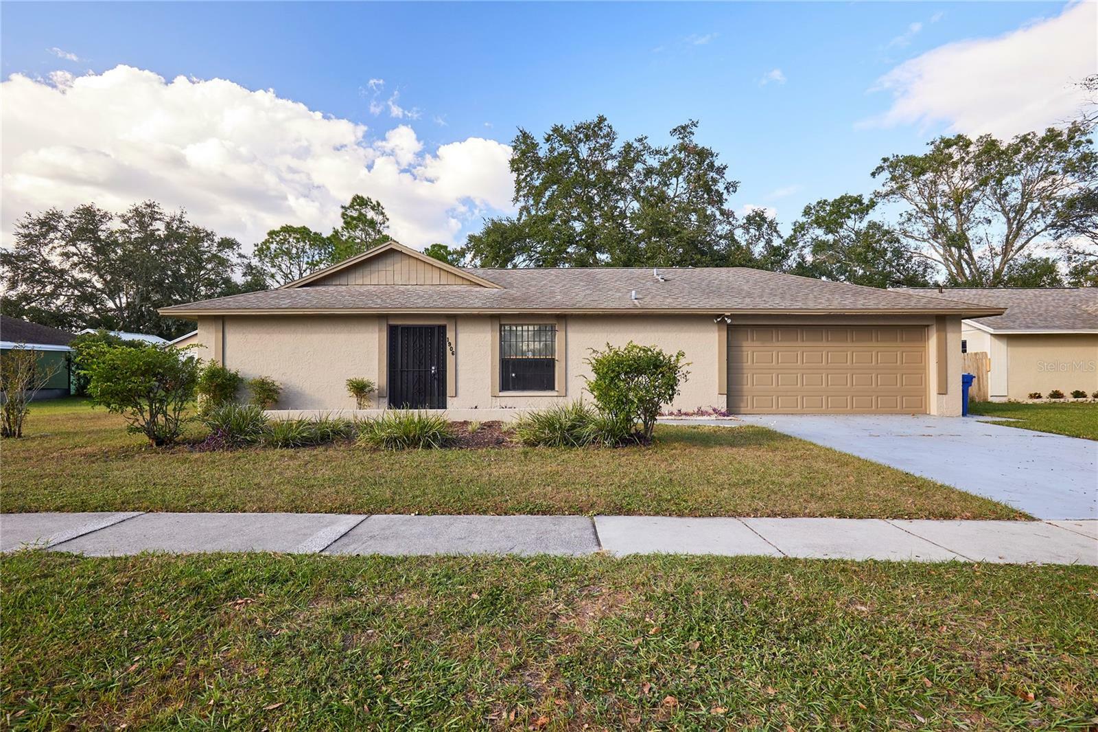 Property Photo:  1906 Cedarbrooke Drive  FL 33549 