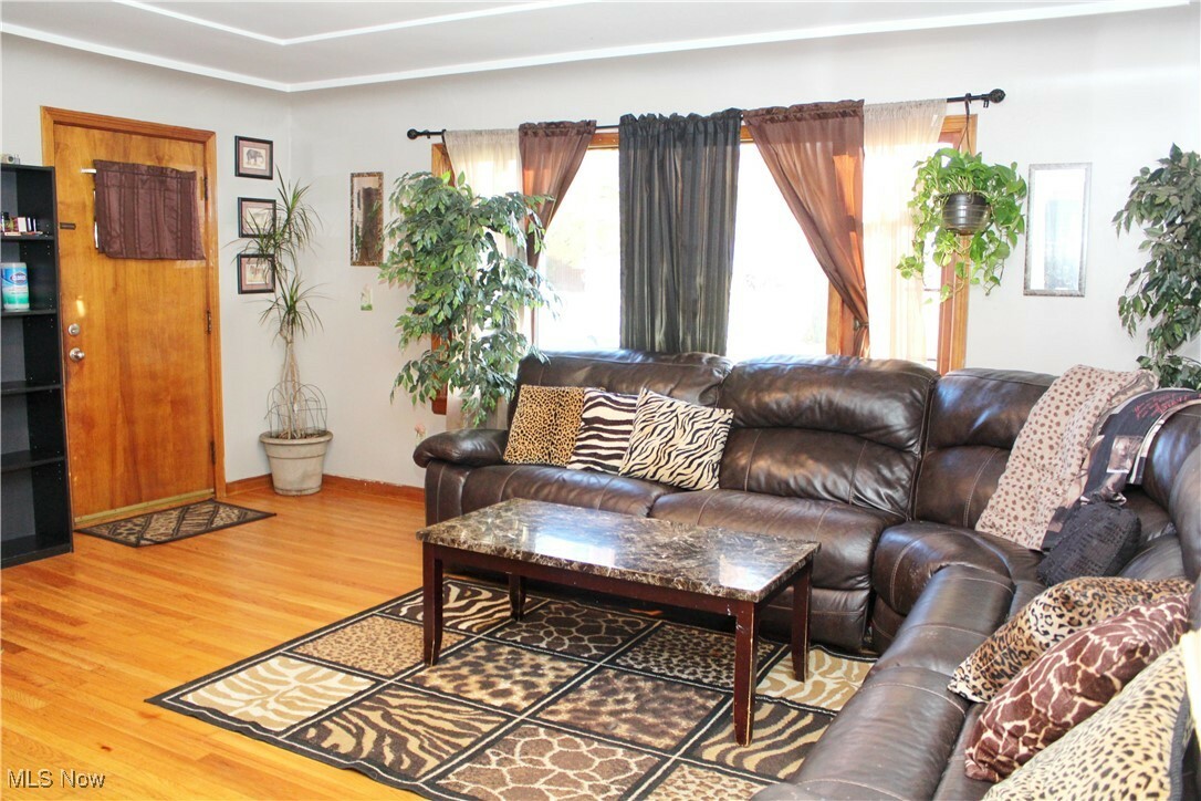 Property Photo:  352 Colonial Drive  OH 44505 