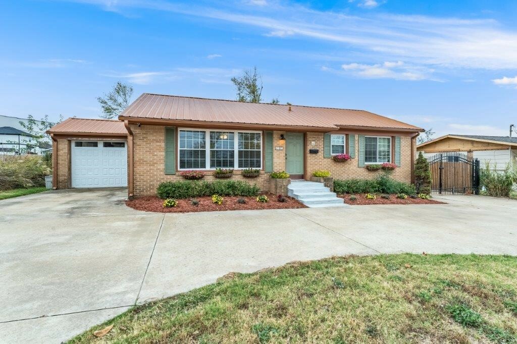 Property Photo:  1414 W Cypress Street  AR 72758 