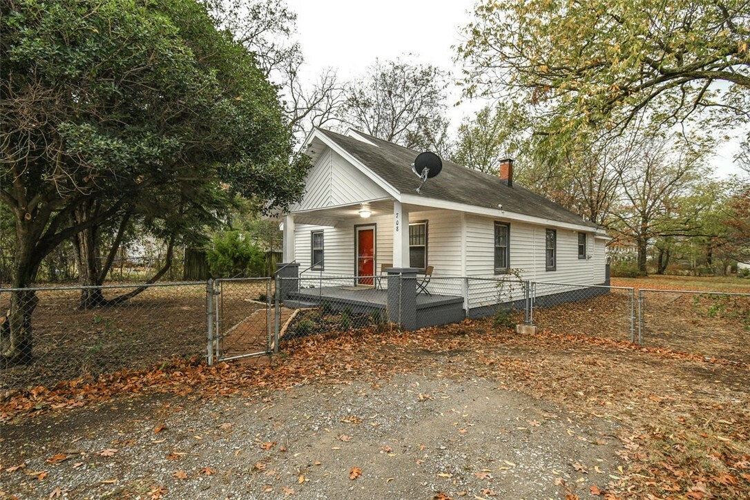 Property Photo:  708 N Wright Street  AR 72761 