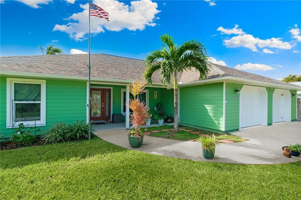 Property Photo:  945 17th Lane SW  FL 32962 