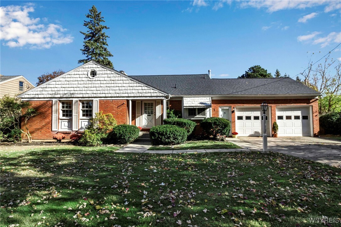 Property Photo: 5 Parkwood Drive NY 14226