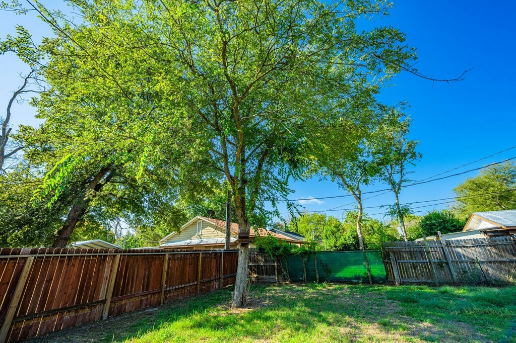 Property Photo:  325 Cottage St  TX 78028 