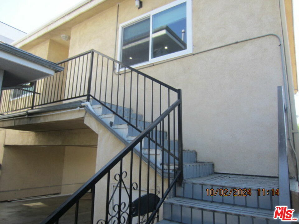 Property Photo:  1268  N Hobart Ave  CA 90029 