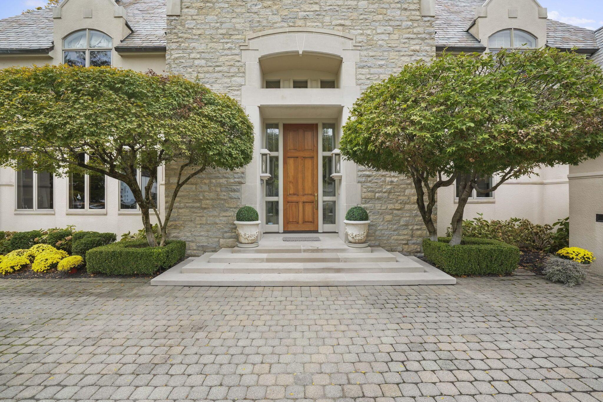 Property Photo: 8 Stonegate Village Drive OH 43212
