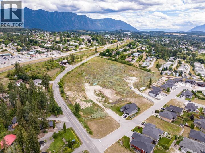 712 Valleyview Drive — photo 1