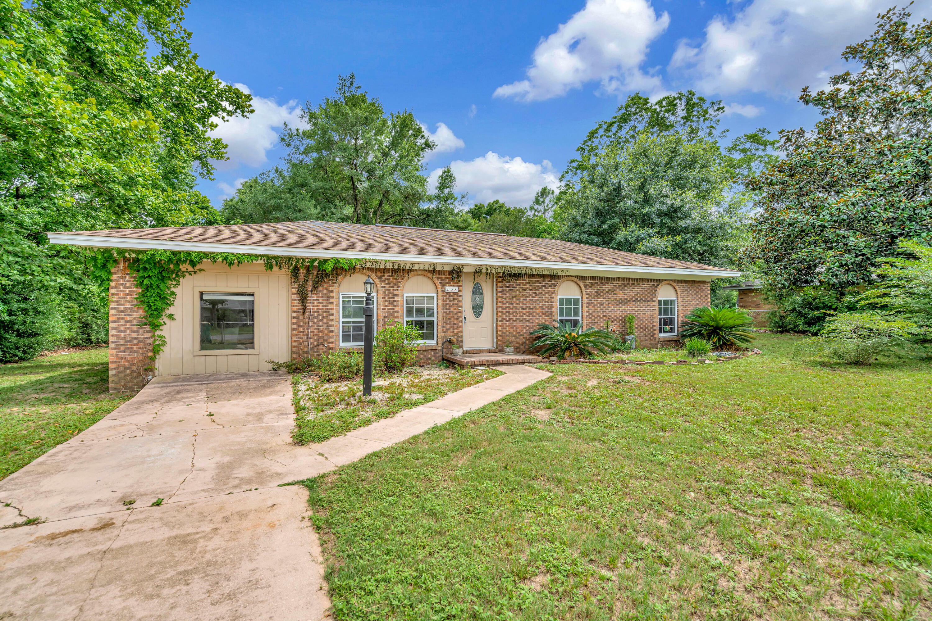 Property Photo:  208 Forrest Parkway  FL 32539 