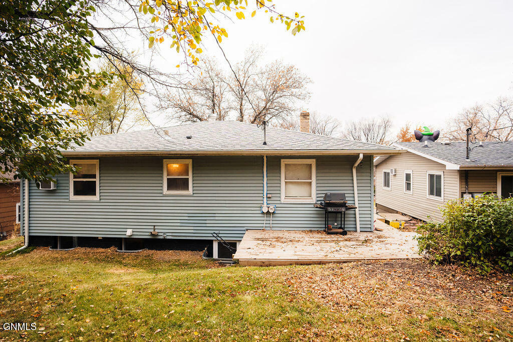 Property Photo:  806 3rd Avenue NE  ND 58401 