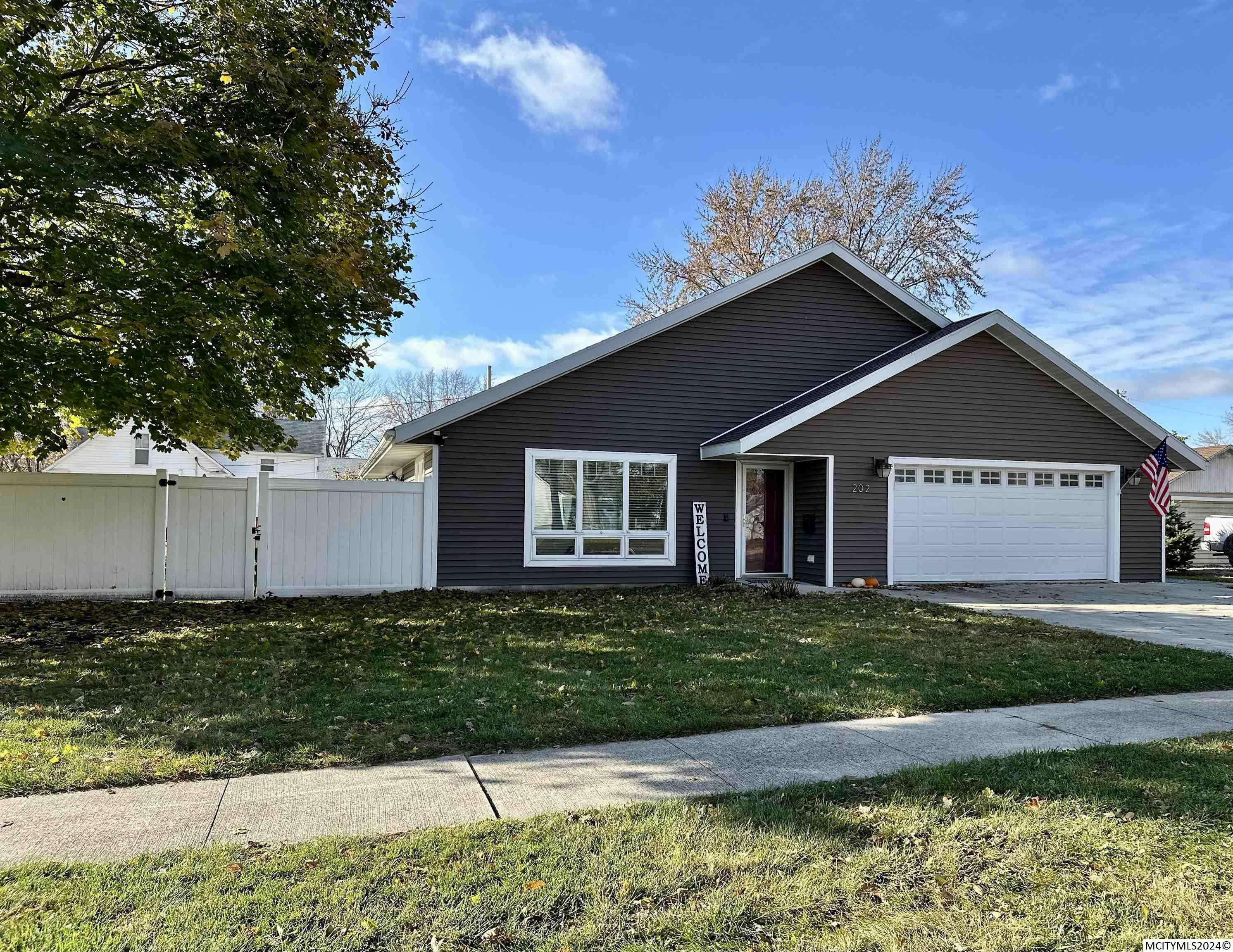 Property Photo:  202 13th St N  IA 50459 