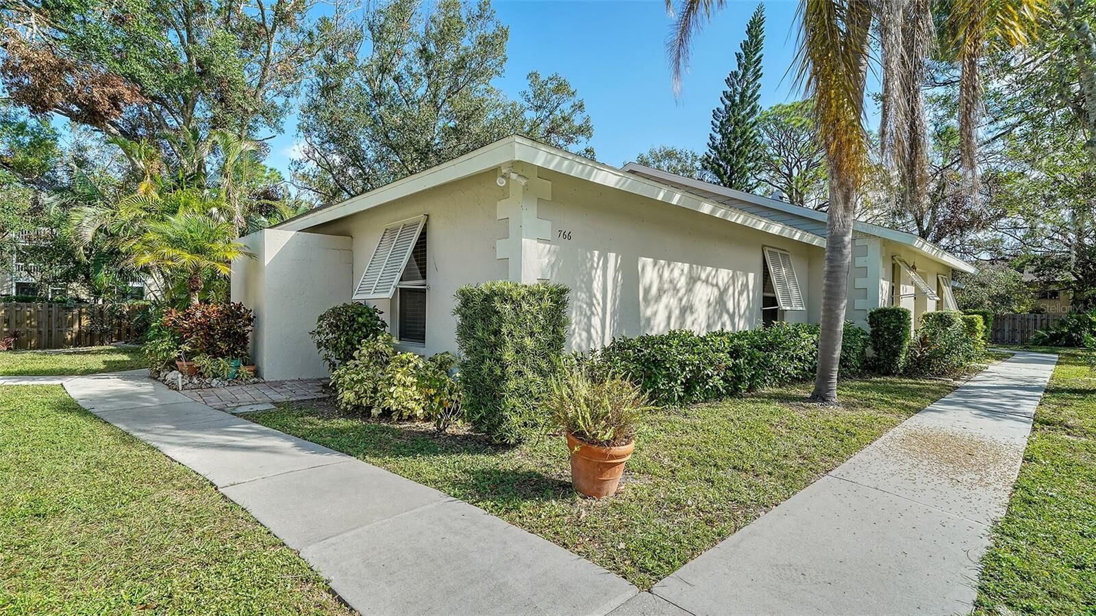 Property Photo: 766 N Jefferson Avenue 766 FL 34237