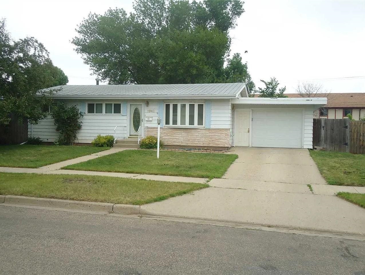 Property Photo:  1948 3rd St NW  ND 58703 