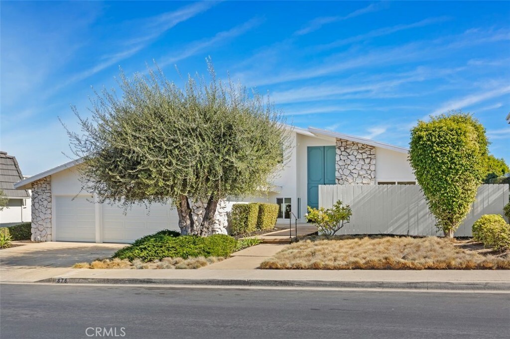 Property Photo:  876 N Hillside Drive  CA 90815 