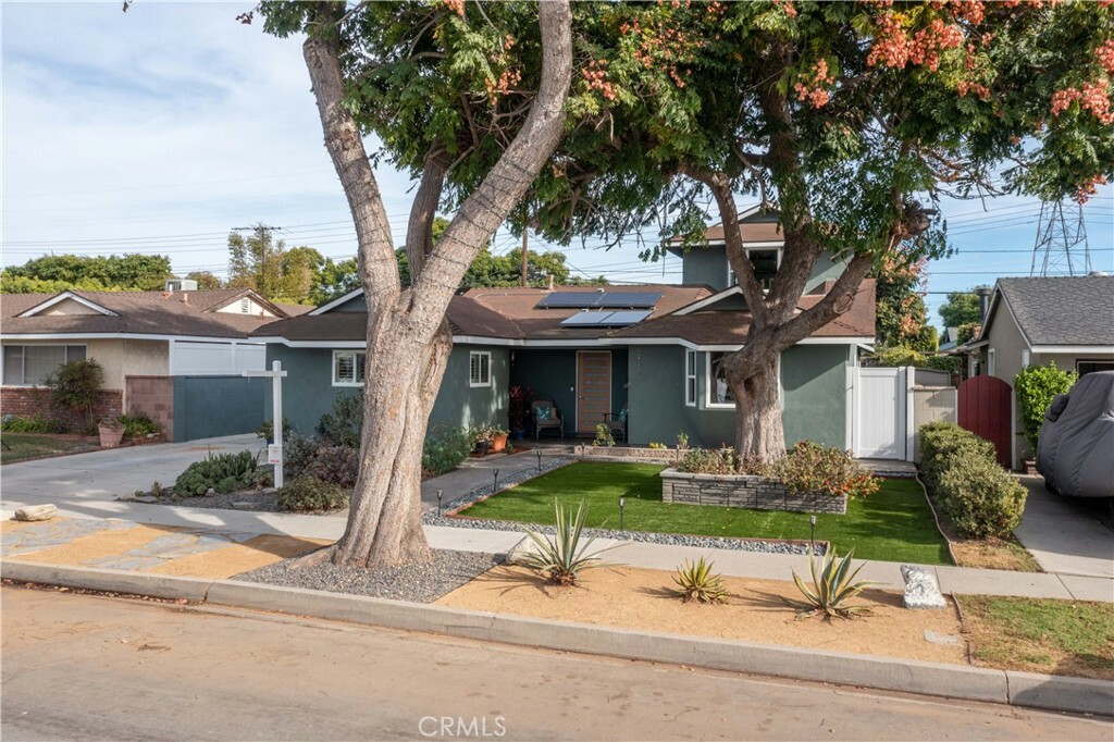 Property Photo:  1932 Pattiz Avenue  CA 90815 