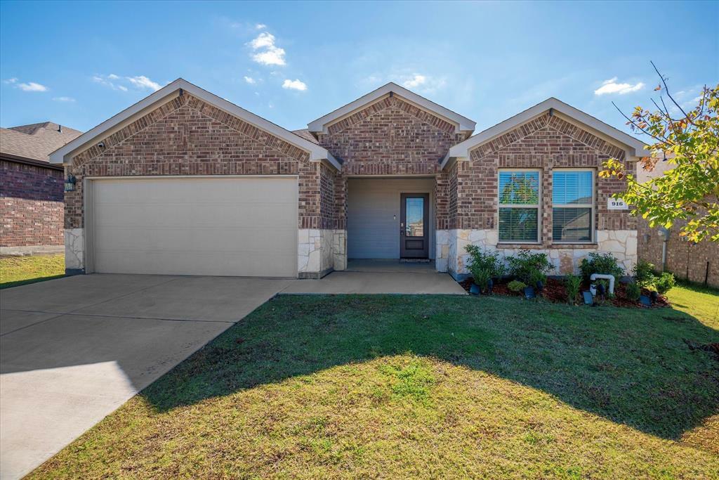 Property Photo:  916 Glover Drive  TX 76227 