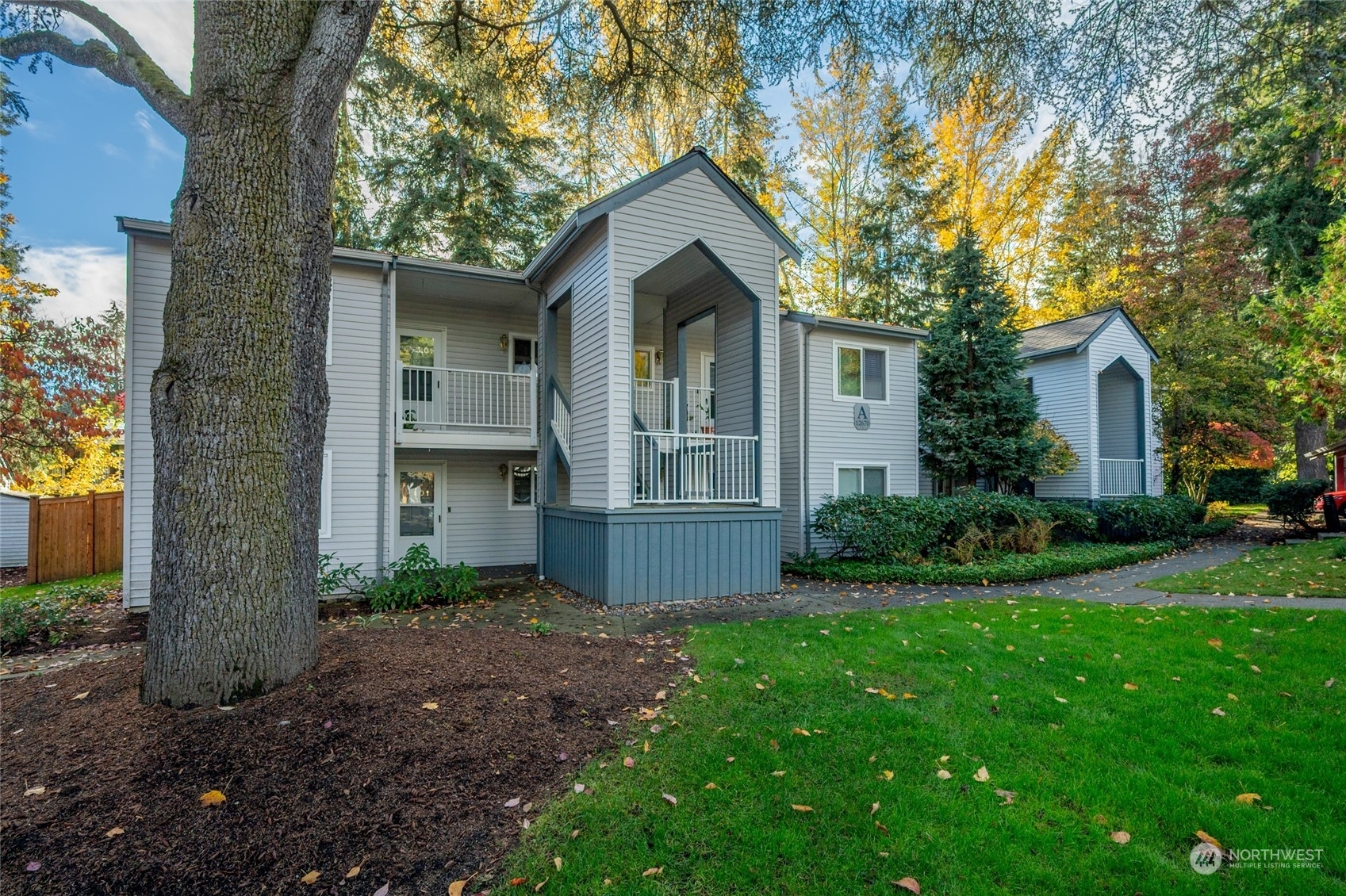 Property Photo:  12670 NE 10th Place A 103  WA 98005 