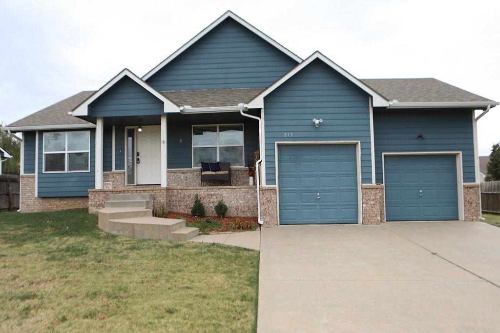 Property Photo:  819 E Winding Lane St  KS 67037 