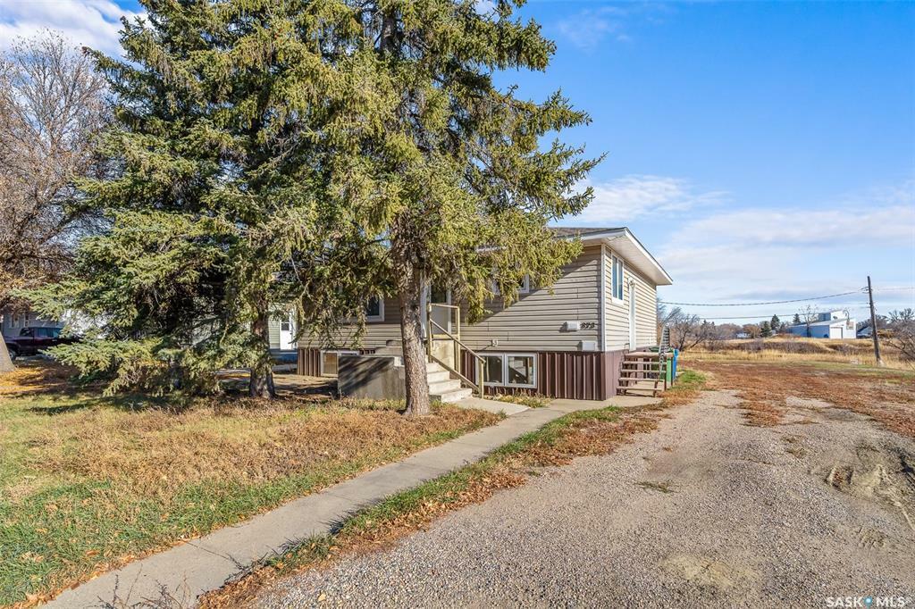 Property Photo:  873 4th Avenue NE  SK S6H 1H8 