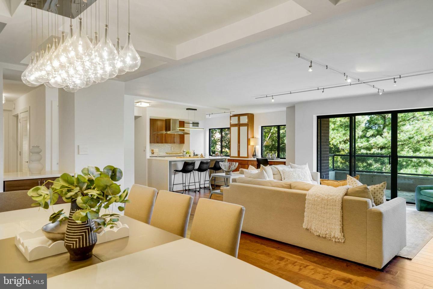 Property Photo: 1600 N Oak Street 114 VA 22209