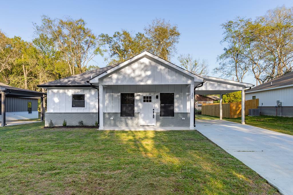 Property Photo:  104 N Garvan Street  TX 75901 