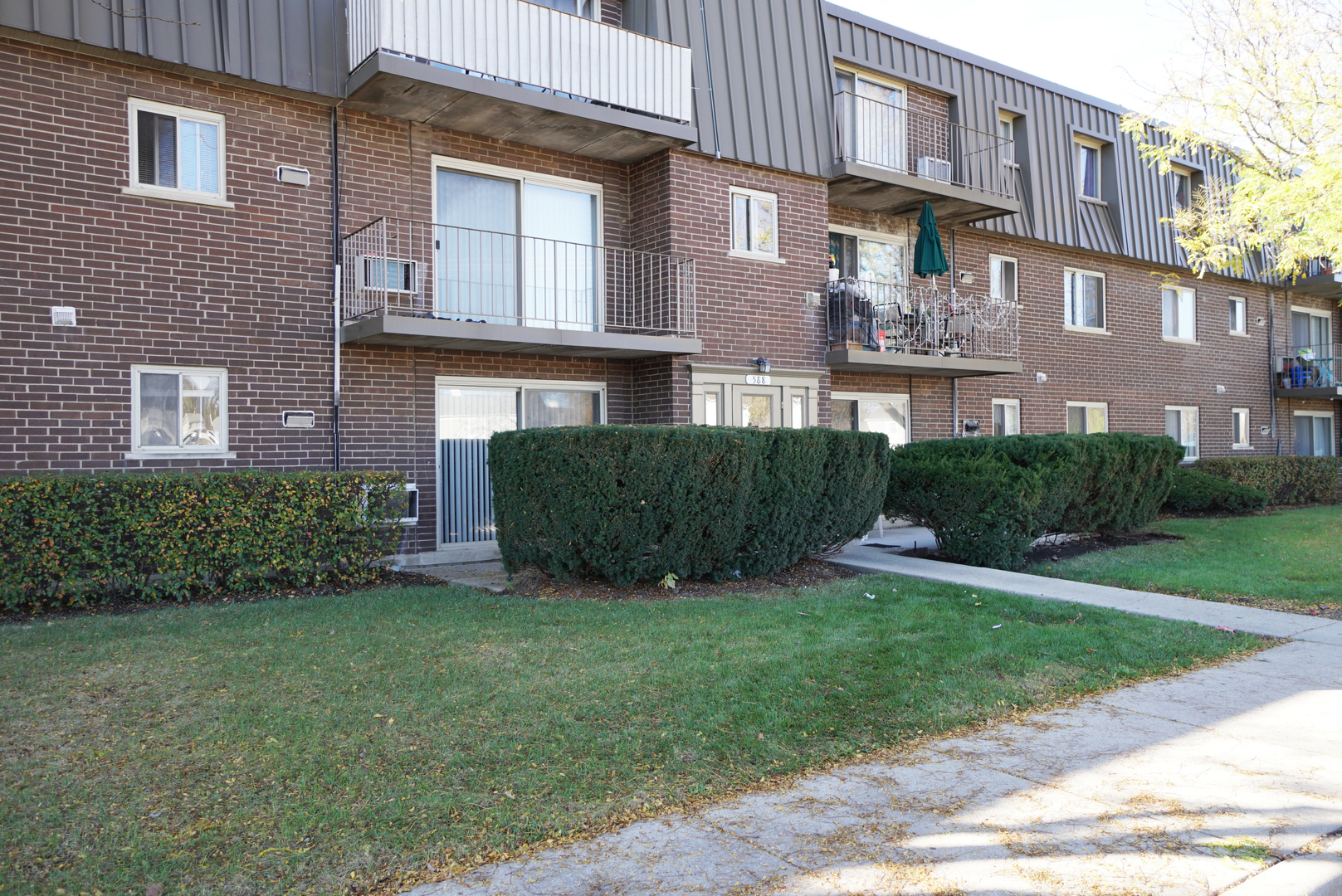 Property Photo:  588 Fairway View Drive 1H  IL 60090 