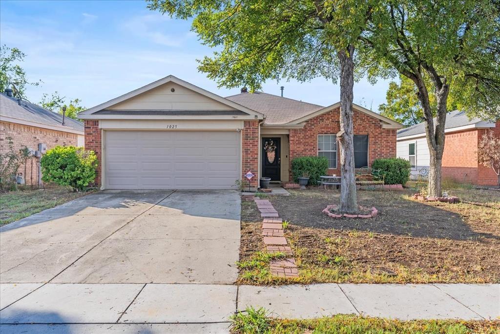 Property Photo: 1025 Springcreek Drive TX 76210