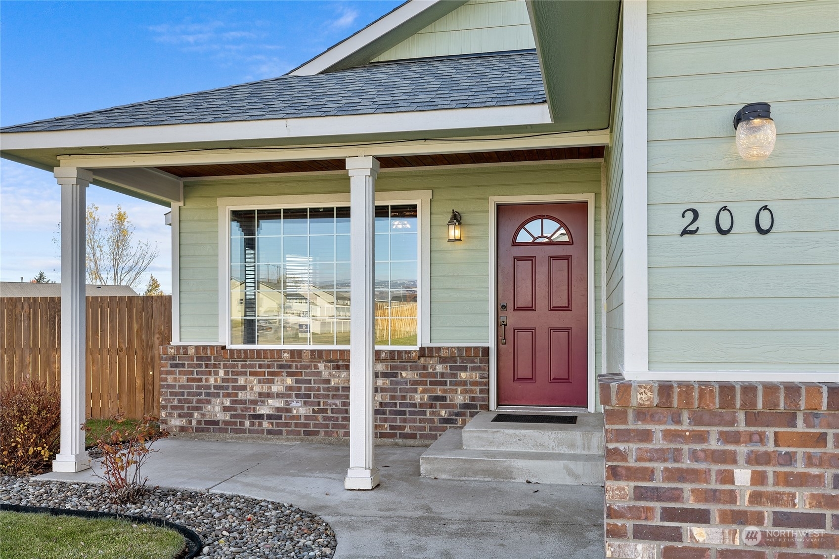 Property Photo:  200 W 26th Ave  WA 98926 