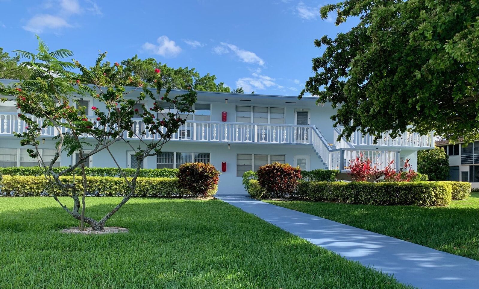 Property Photo: 141 Canterbury F FL 33417