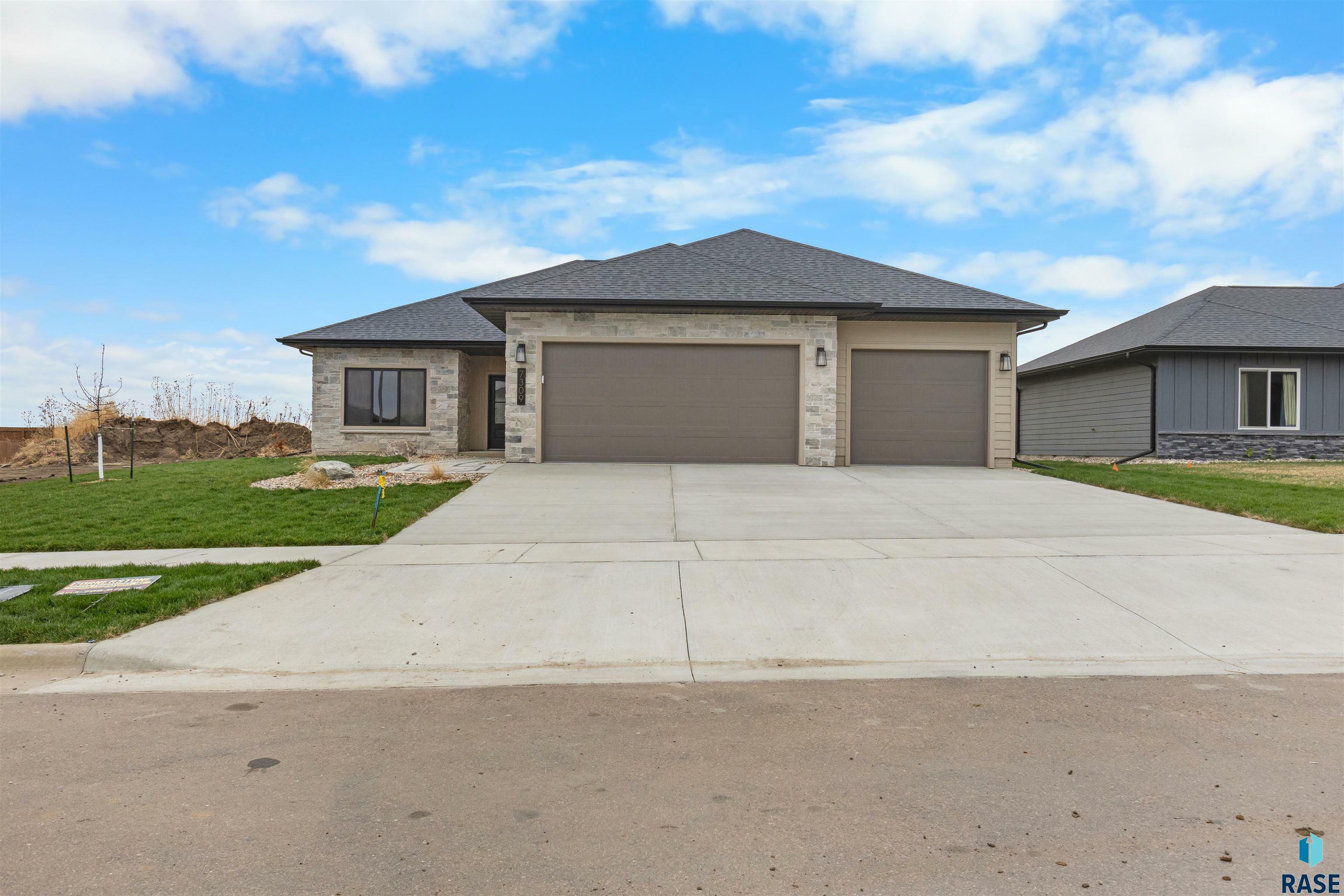 Property Photo: 7309 E Shadow Pine Cir SD 57110