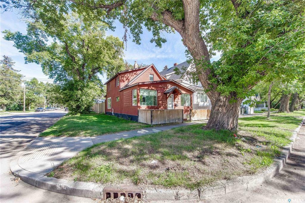 Property Photo:  622 31st Street W  SK S7L 0R3 