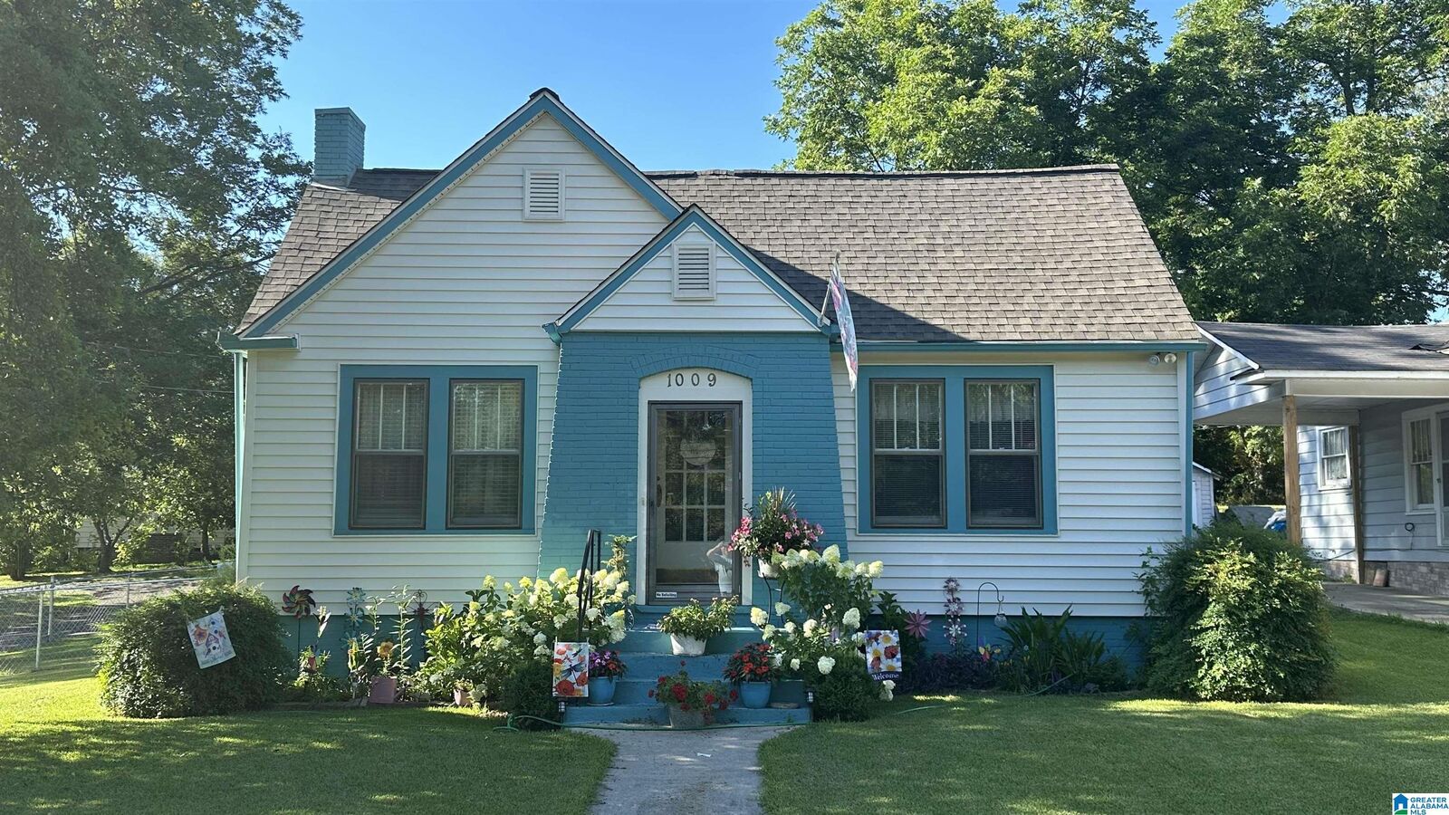 Property Photo: 1009 1st Street AL 35055
