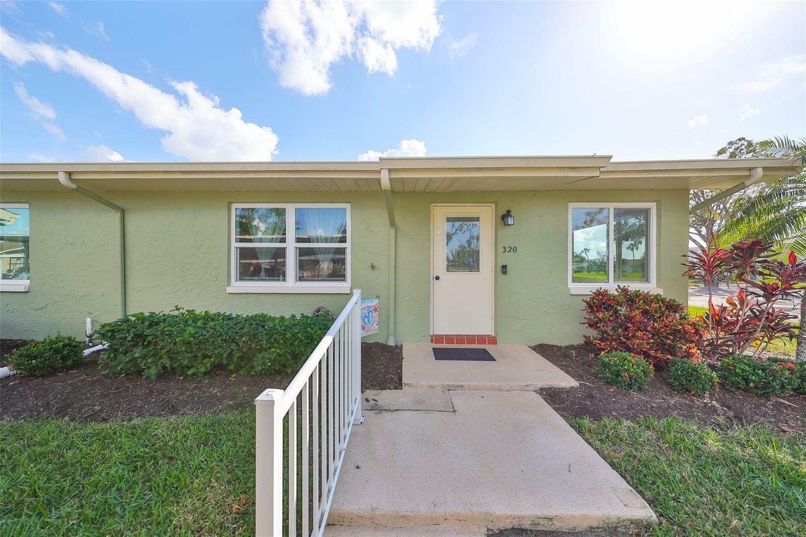 Property Photo:  320 Gloucester Boulevard  FL 33573 