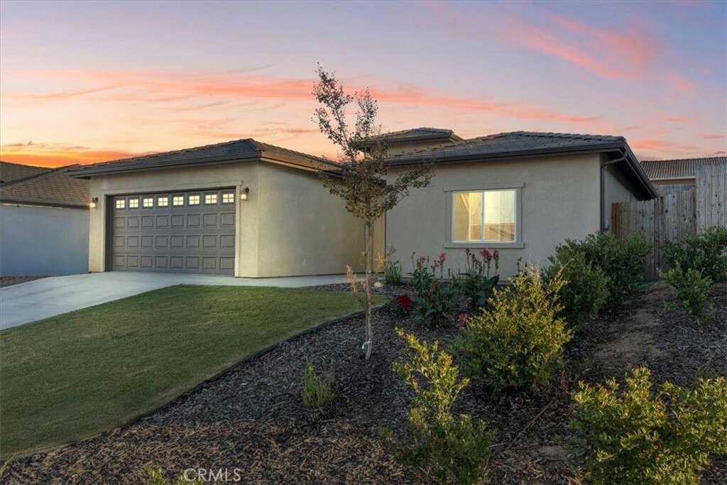 Property Photo:  9917 Old Wood  CA 93306 