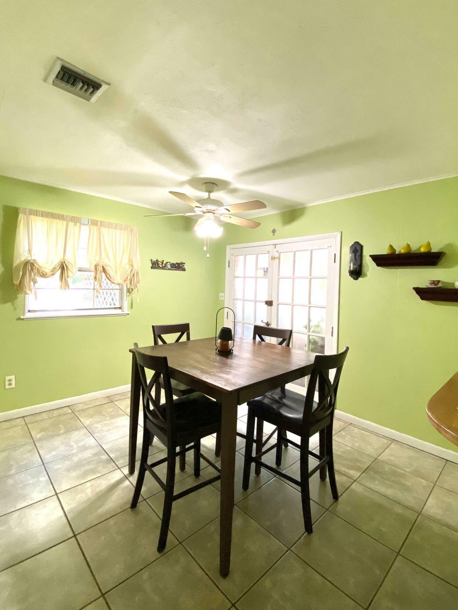 Property Photo:  820 Laurel Street  FL 33440 