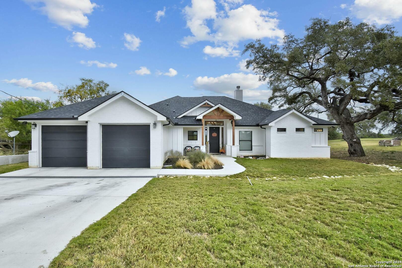 Property Photo:  533 Oak Hills Dr  TX 78003 