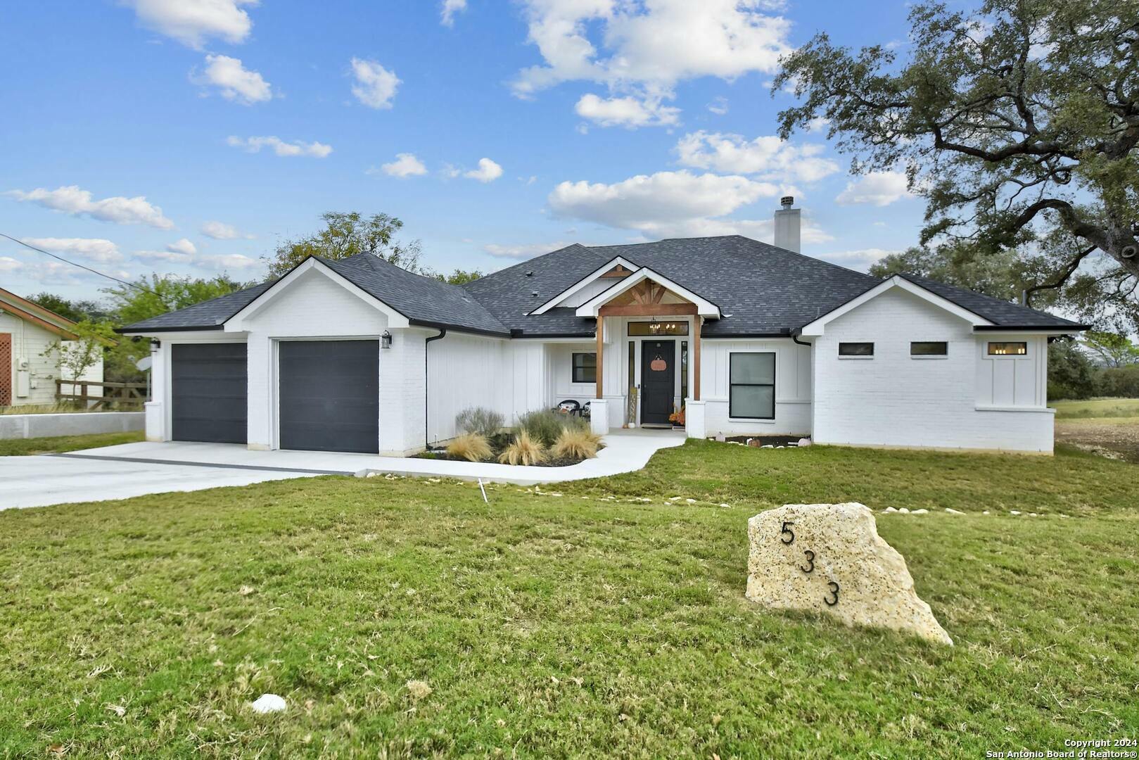 Property Photo:  533 Oak Hills Dr  TX 78003 