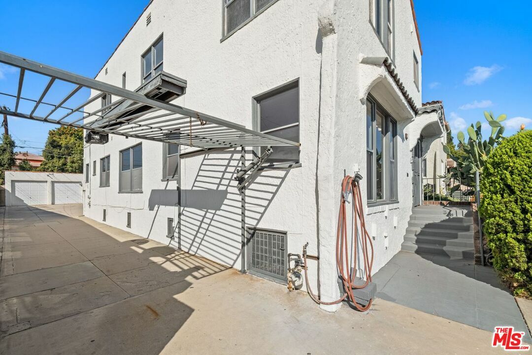 Property Photo:  1371 Keniston Ave  CA 90019 